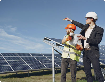 Männer, die Solaranlagen planen.