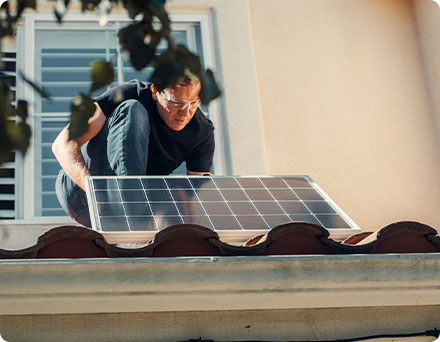 Jemand hält eine Solaranlage in der Hand - Beratung