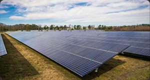 solaranlage auf dem feld für gewerbebetrieb